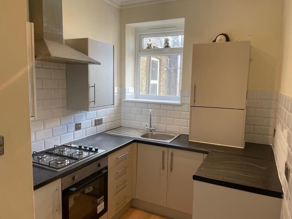 Lot: 139 - WELL PRESENTED TWO-BEDROOM FLAT - Modern kitchen